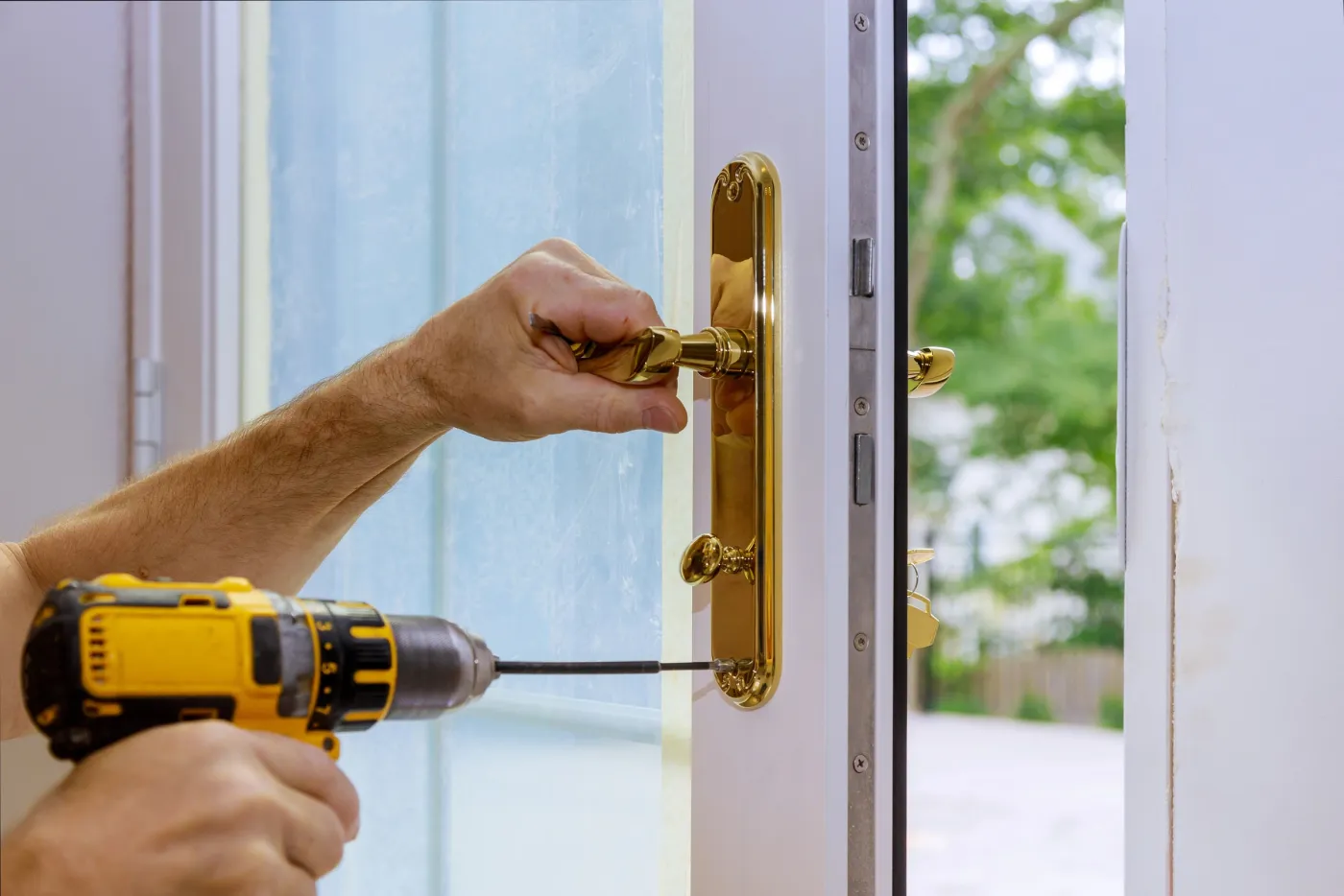 Pose d'une poignée et fixation d'une serrure sur une porte vitrée à Chelles